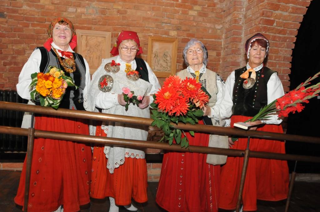 12. septembrī mākslas galerijā "Promenade" tika atklāta Vijas Bernātes personālizstāde "Trausli".

Vija Bernāte darbus izstrādā savdabīgā tehnikā, proti, talkā tiek likts māls un skalpelis, un kā minējis mākslinieks Aldis Kļaviņš, tad Vija...
Autors: ReKurZeme, portāls