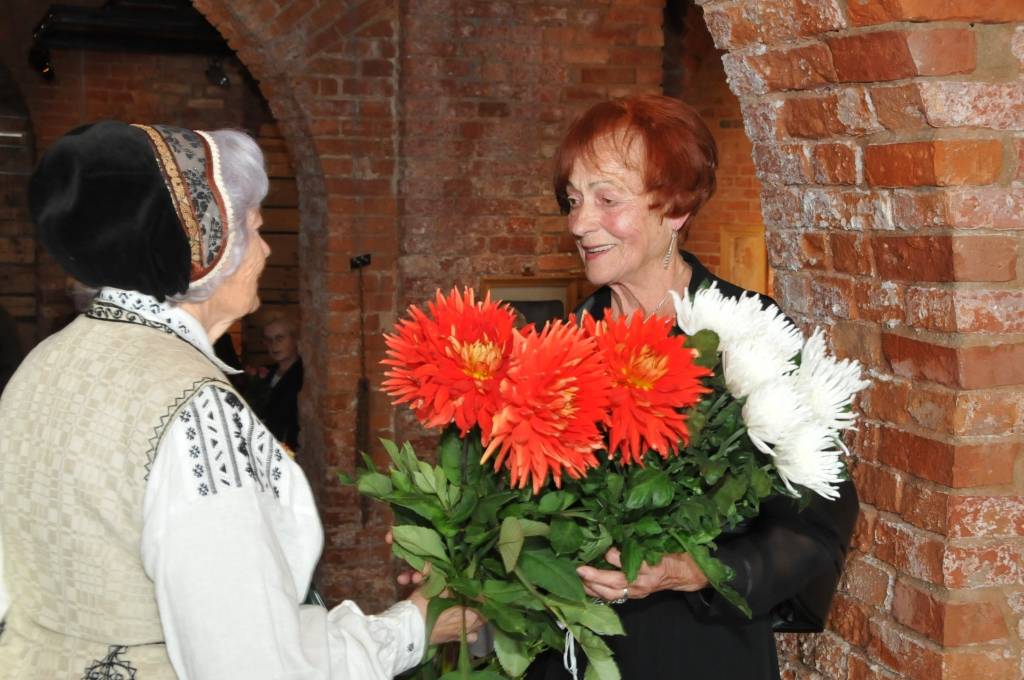 12. septembrī mākslas galerijā "Promenade" tika atklāta Vijas Bernātes personālizstāde "Trausli".

Vija Bernāte darbus izstrādā savdabīgā tehnikā, proti, talkā tiek likts māls un skalpelis, un kā minējis mākslinieks Aldis Kļaviņš, tad Vija...
Autors: ReKurZeme, portāls
