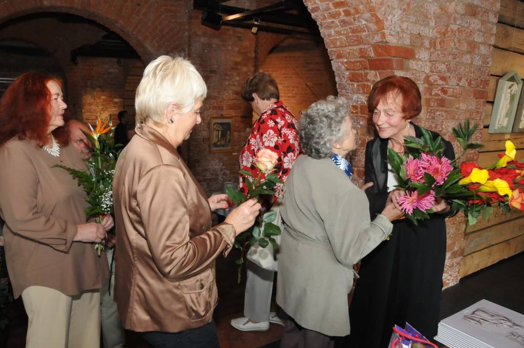 12. septembrī mākslas galerijā "Promenade" tika atklāta Vijas Bernātes personālizstāde "Trausli".

Vija Bernāte darbus izstrādā savdabīgā tehnikā, proti, talkā tiek likts māls un skalpelis, un kā minējis mākslinieks Aldis Kļaviņš, tad Vija...
Autors: ReKurZeme, portāls
