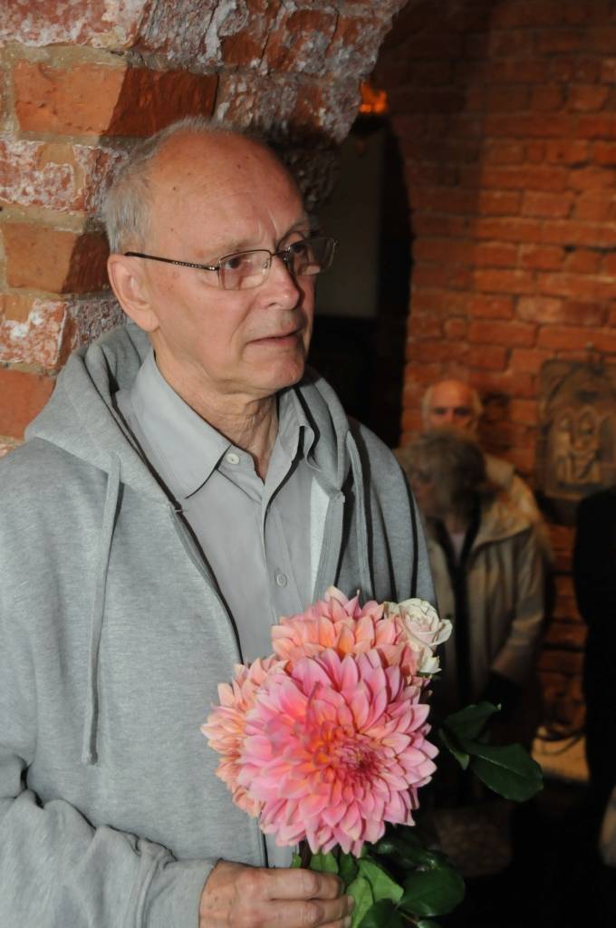 12. septembrī mākslas galerijā "Promenade" tika atklāta Vijas Bernātes personālizstāde "Trausli".

Vija Bernāte darbus izstrādā savdabīgā tehnikā, proti, talkā tiek likts māls un skalpelis, un kā minējis mākslinieks Aldis Kļaviņš, tad Vija...
Autors: ReKurZeme, portāls