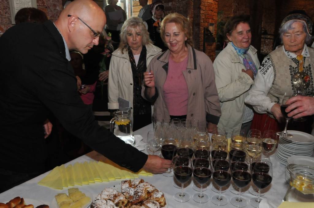 12. septembrī mākslas galerijā "Promenade" tika atklāta Vijas Bernātes personālizstāde "Trausli".

Vija Bernāte darbus izstrādā savdabīgā tehnikā, proti, talkā tiek likts māls un skalpelis, un kā minējis mākslinieks Aldis Kļaviņš, tad Vija...
Autors: ReKurZeme, portāls