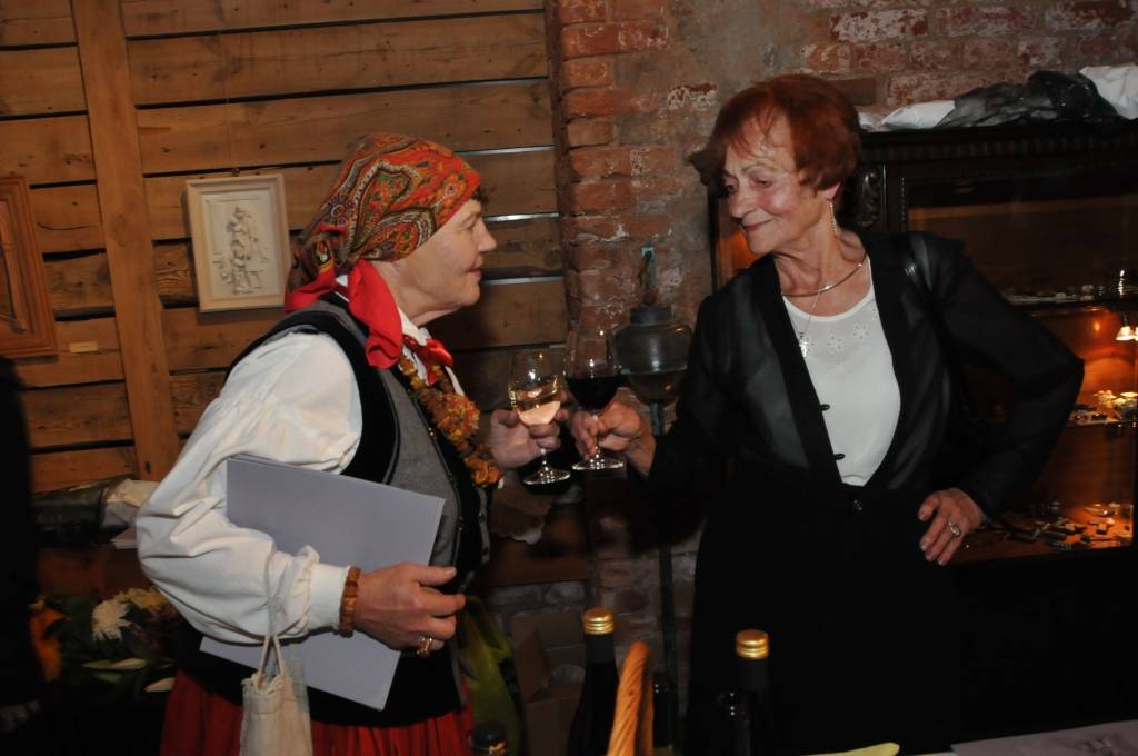 12. septembrī mākslas galerijā "Promenade" tika atklāta Vijas Bernātes personālizstāde "Trausli".

Vija Bernāte darbus izstrādā savdabīgā tehnikā, proti, talkā tiek likts māls un skalpelis, un kā minējis mākslinieks Aldis Kļaviņš, tad Vija...
Autors: ReKurZeme, portāls