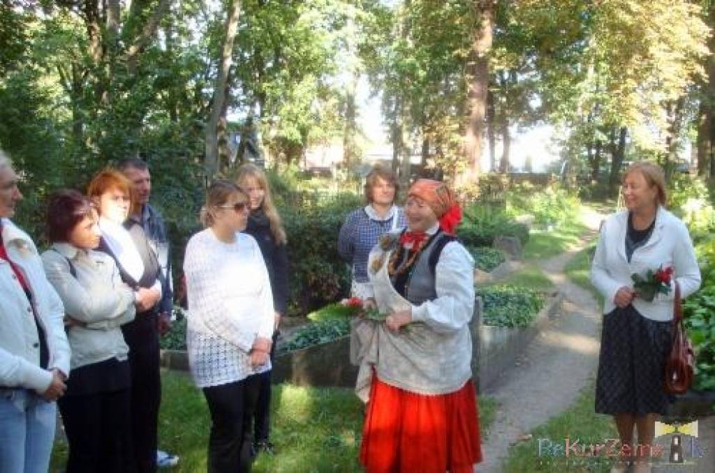 Piektdienas rīts atausa lietains un nemīlīgs...Bauskas novada kultūras dabinieki bija ceļā uz Liepāju. Mans uzdevums bija sagaidīt viesus ap pus pieciem pie teātra. Cerēju, ka sagaidīsim labu laiku un jauku tikšanos. Patiesi, laiks...
Autors: ReKurZeme, portāls