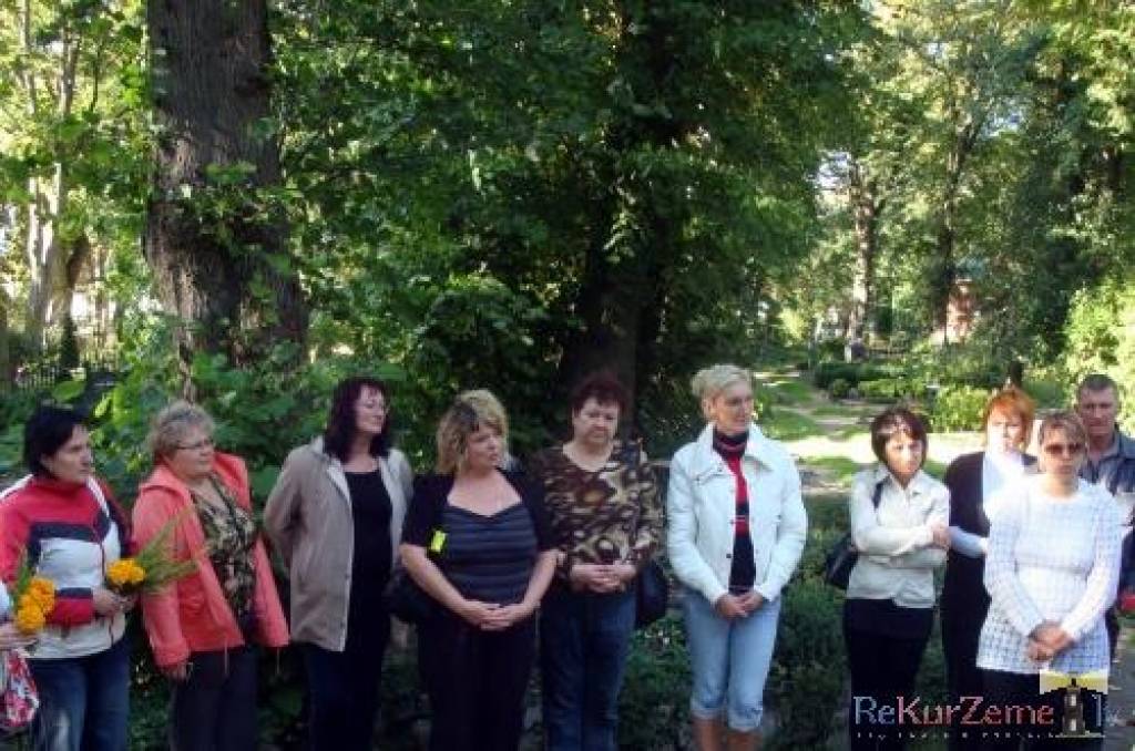 Piektdienas rīts atausa lietains un nemīlīgs...Bauskas novada kultūras dabinieki bija ceļā uz Liepāju. Mans uzdevums bija sagaidīt viesus ap pus pieciem pie teātra. Cerēju, ka sagaidīsim labu laiku un jauku tikšanos. Patiesi, laiks...
Autors: ReKurZeme, portāls