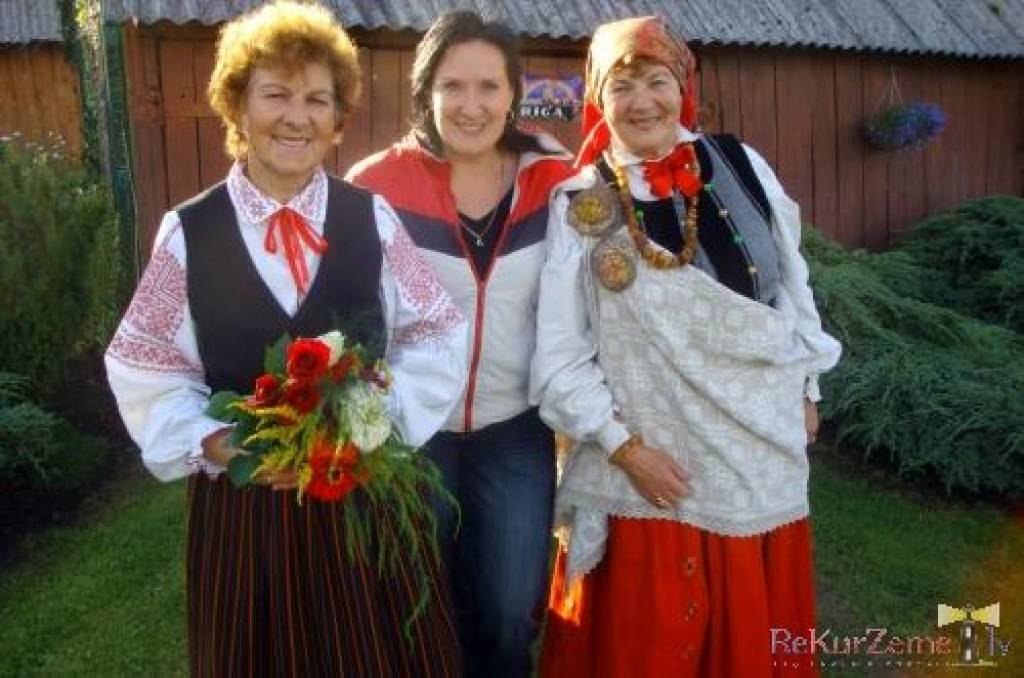 Piektdienas rīts atausa lietains un nemīlīgs...Bauskas novada kultūras dabinieki bija ceļā uz Liepāju. Mans uzdevums bija sagaidīt viesus ap pus pieciem pie teātra. Cerēju, ka sagaidīsim labu laiku un jauku tikšanos. Patiesi, laiks...
Autors: ReKurZeme, portāls