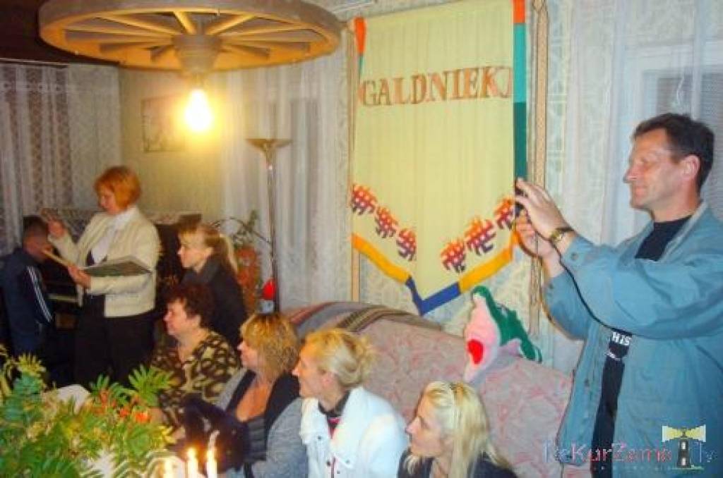 Piektdienas rīts atausa lietains un nemīlīgs...Bauskas novada kultūras dabinieki bija ceļā uz Liepāju. Mans uzdevums bija sagaidīt viesus ap pus pieciem pie teātra. Cerēju, ka sagaidīsim labu laiku un jauku tikšanos. Patiesi, laiks...
Autors: ReKurZeme, portāls