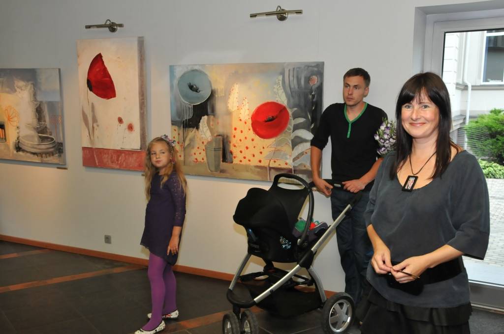 UPB izstāžu galerijā (Dzintaru ielā 19 Liepājā) līdz 20. oktobrim apskatāma Gintas Stavrovskas personālizstāde "Aizmirstie dārzi".
Kā atzīst pati māksliniece, tad desmit viņas gleznās ir vēstījums par lauku mājām un dārziem, kas pamesti,...
Autors: ReKurZeme, portāls