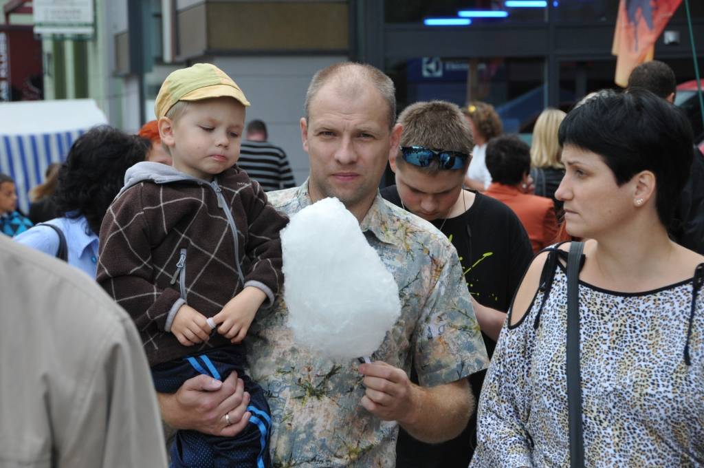 Zinību dienā 3. septembrī Liepājā Rožu laukumā notika Liepājas bērnu un jaunatnes centra kolektīvu koncerts, radošās darbnīcas, pulciņu prezentācijas un tika sniegta informācija par brīvā laika pavadīšanas iespējām.
Autors: ReKurZeme, portāls