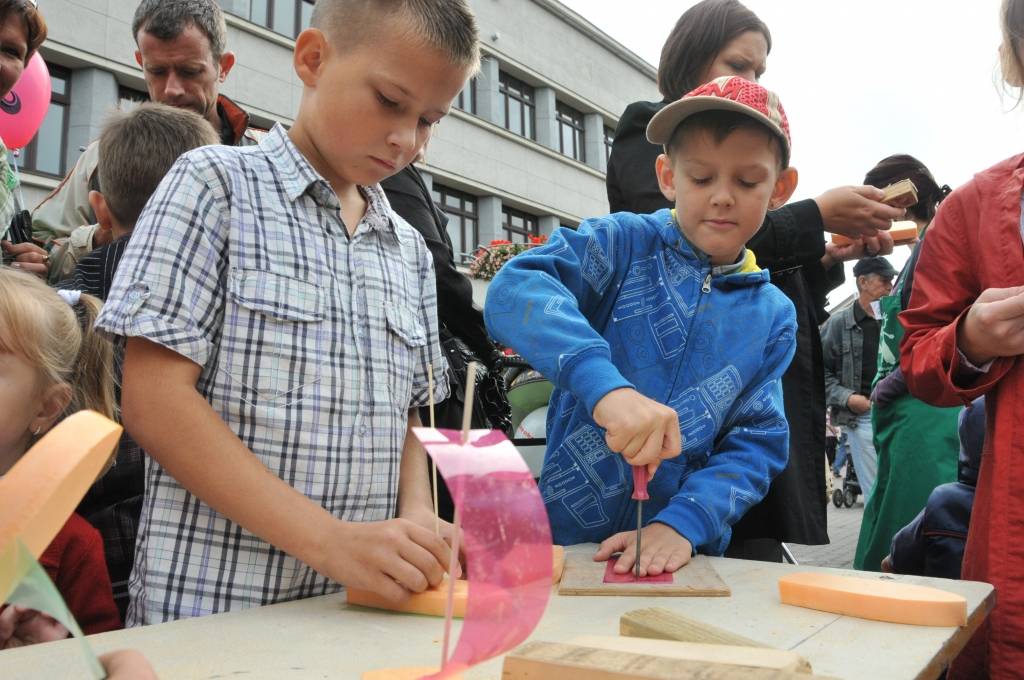 Zinību dienā 3. septembrī Liepājā Rožu laukumā notika Liepājas bērnu un jaunatnes centra kolektīvu koncerts, radošās darbnīcas, pulciņu prezentācijas un tika sniegta informācija par brīvā laika pavadīšanas iespējām.
Autors: ReKurZeme, portāls