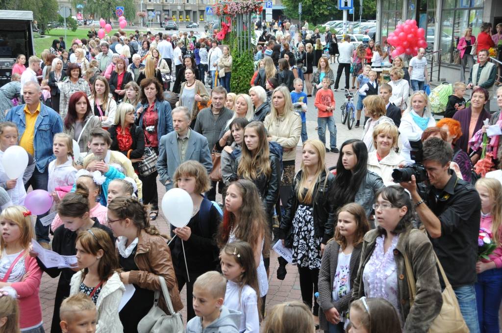 Zinību dienā 3. septembrī Liepājā Rožu laukumā notika Liepājas bērnu un jaunatnes centra kolektīvu koncerts, radošās darbnīcas, pulciņu prezentācijas un tika sniegta informācija par brīvā laika pavadīšanas iespējām.
Autors: ReKurZeme, portāls