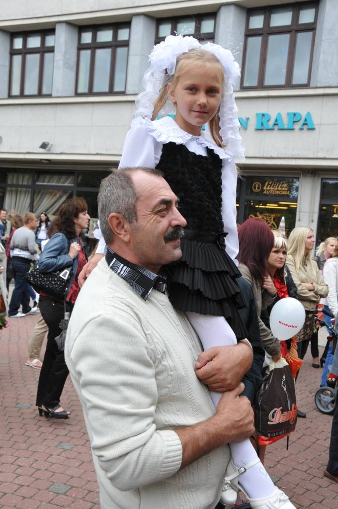 Zinību dienā 3. septembrī Liepājā Rožu laukumā notika Liepājas bērnu un jaunatnes centra kolektīvu koncerts, radošās darbnīcas, pulciņu prezentācijas un tika sniegta informācija par brīvā laika pavadīšanas iespējām.
Autors: ReKurZeme, portāls