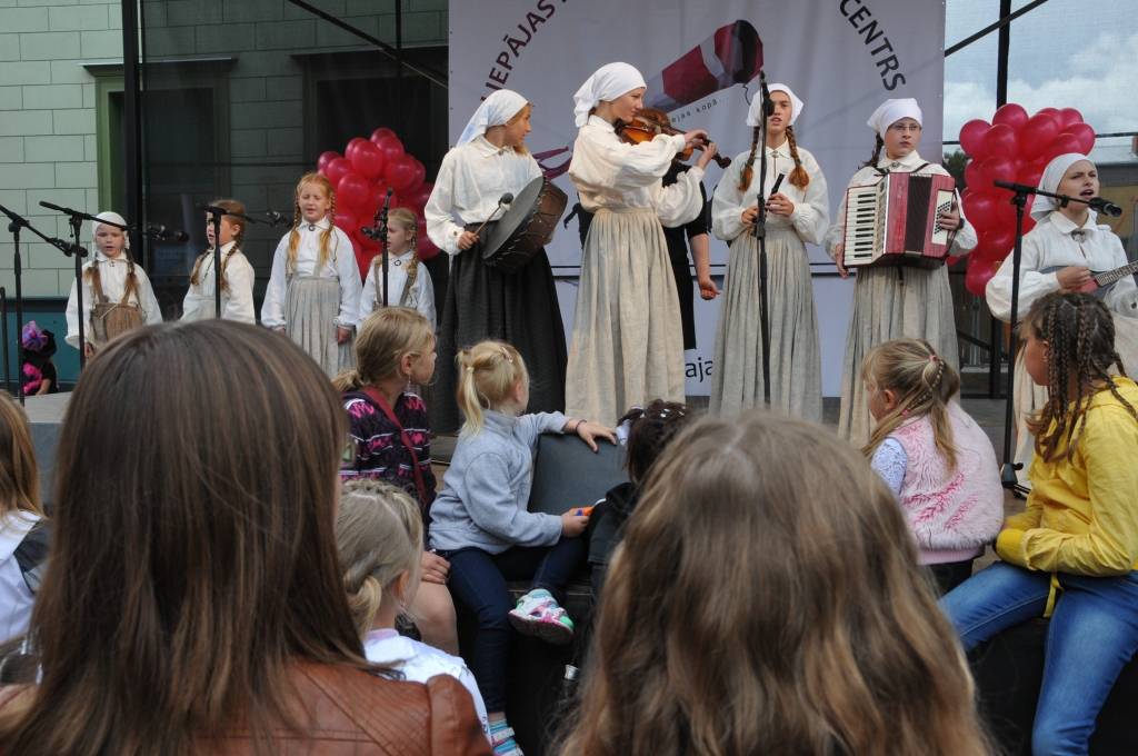 Zinību dienā 3. septembrī Liepājā Rožu laukumā notika Liepājas bērnu un jaunatnes centra kolektīvu koncerts, radošās darbnīcas, pulciņu prezentācijas un tika sniegta informācija par brīvā laika pavadīšanas iespējām.
Autors: ReKurZeme, portāls