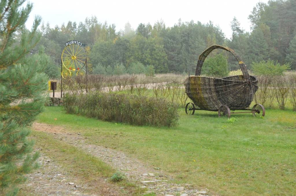 Grobiņas novada "Plendišķu" saimnieka Andra Leimanta sētu rotā vairāki paša no koka darināti objekti. Šovasar tiem pievienojies milzu grozs, kura diametrs – trīs metri. Tas tapis no žagariem, no kuriem viņš attīra pagasta apkārtnes...
Autors: ReKurZeme, portāls