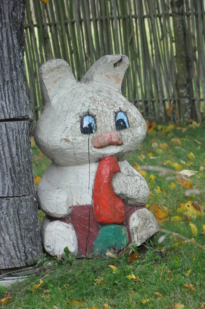 Grobiņas novada "Plendišķu" saimnieka Andra Leimanta sētu rotā vairāki paša no koka darināti objekti. Šovasar tiem pievienojies milzu grozs, kura diametrs – trīs metri. Tas tapis no žagariem, no kuriem viņš attīra pagasta apkārtnes...
Autors: ReKurZeme, portāls