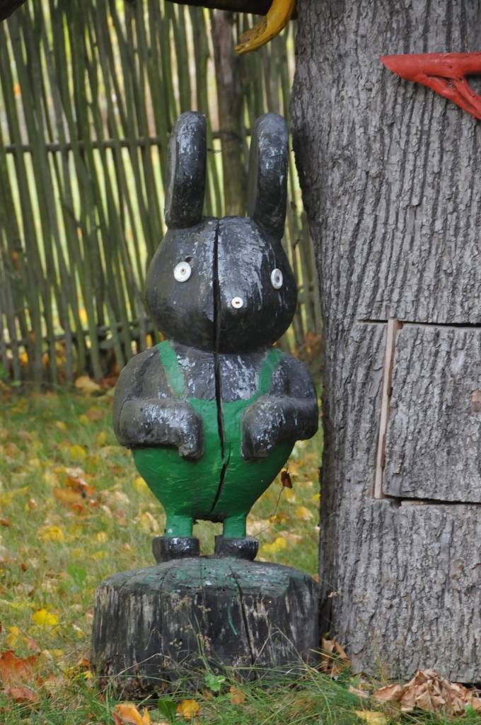 Grobiņas novada "Plendišķu" saimnieka Andra Leimanta sētu rotā vairāki paša no koka darināti objekti. Šovasar tiem pievienojies milzu grozs, kura diametrs – trīs metri. Tas tapis no žagariem, no kuriem viņš attīra pagasta apkārtnes...
Autors: ReKurZeme, portāls