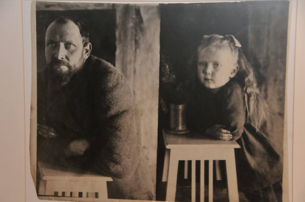 Bārtas muzejā apskatāma izstāde "100 gadi ar fotogrāfiju. Miķeļa Grossa fotodarbnīca Bārtā", informē muzeja vadītāja Dina Kundziņa.
Izstādē skatāmi Grosu ģimenē saglabājušies M. Grosa (1886 – 1966) fotodarbi, kas tapuši gan laikā, kad...
Autors: ReKurZeme, portāls