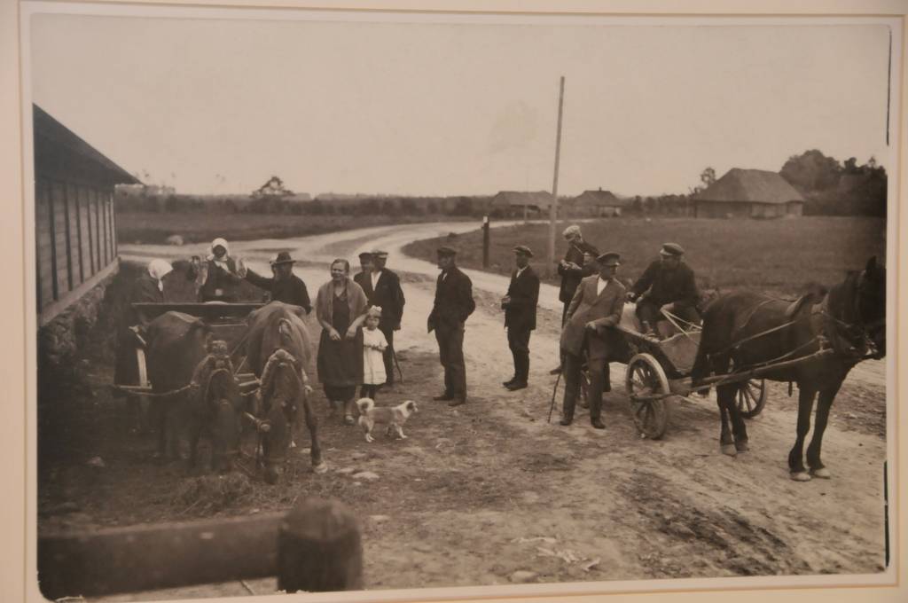 Bārtas muzejā apskatāma izstāde "100 gadi ar fotogrāfiju. Miķeļa Grossa fotodarbnīca Bārtā", informē muzeja vadītāja Dina Kundziņa.
Izstādē skatāmi Grosu ģimenē saglabājušies M. Grosa (1886 – 1966) fotodarbi, kas tapuši gan laikā, kad...
Autors: ReKurZeme, portāls