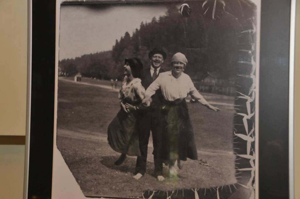 Bārtas muzejā apskatāma izstāde "100 gadi ar fotogrāfiju. Miķeļa Grossa fotodarbnīca Bārtā", informē muzeja vadītāja Dina Kundziņa.
Izstādē skatāmi Grosu ģimenē saglabājušies M. Grosa (1886 – 1966) fotodarbi, kas tapuši gan laikā, kad...
Autors: ReKurZeme, portāls
