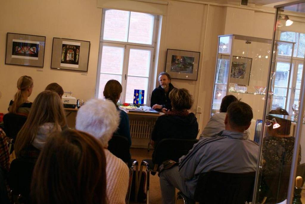 Ceturtdien, 4. oktobrī, Liepājas muzejā K. Ukstiņa ielā 7/9 ikviens interesents bija aicināts uz tikšanos ar mākslinieku Herbertu Erbu. Mākslinieks dalījās savos amata noslēpumos un pasākumā notika vitrāžas izgatavošanas...
Autors: ReKurZeme, portāls