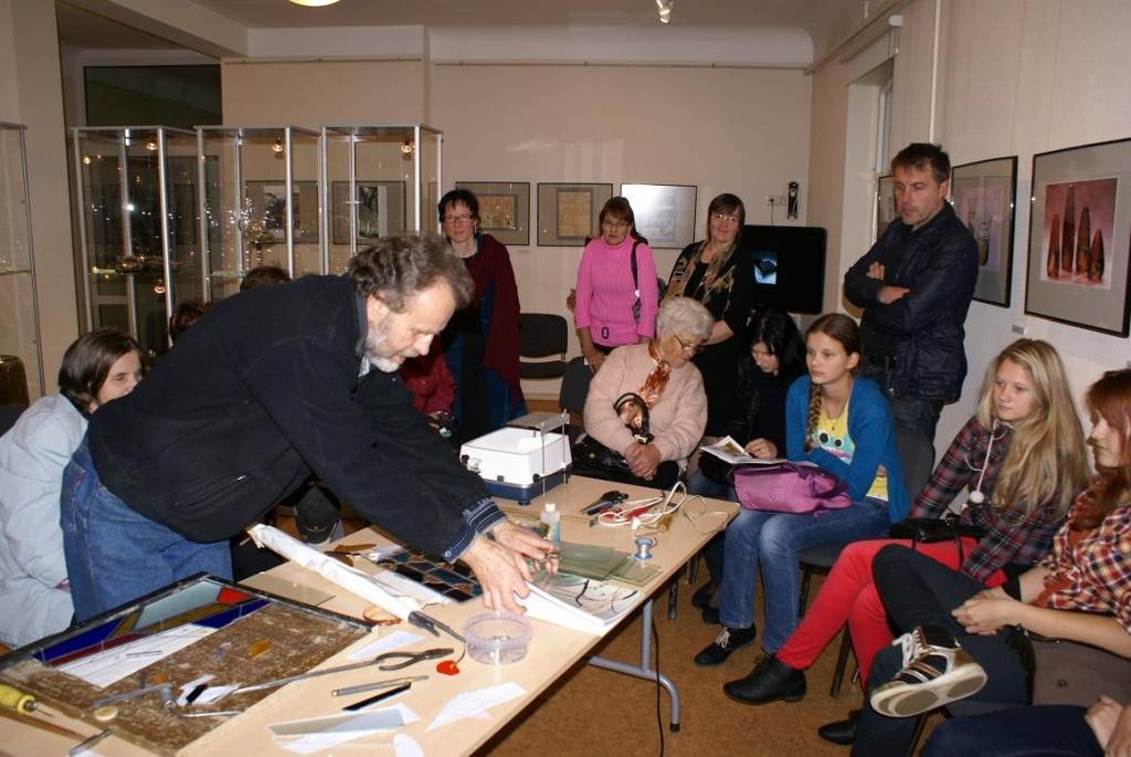 Ceturtdien, 4. oktobrī, Liepājas muzejā K. Ukstiņa ielā 7/9 ikviens interesents bija aicināts uz tikšanos ar mākslinieku Herbertu Erbu. Mākslinieks dalījās savos amata noslēpumos un pasākumā notika vitrāžas izgatavošanas...
Autors: ReKurZeme, portāls