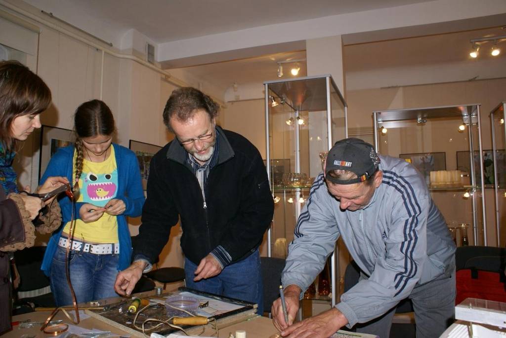 Ceturtdien, 4. oktobrī, Liepājas muzejā K. Ukstiņa ielā 7/9 ikviens interesents bija aicināts uz tikšanos ar mākslinieku Herbertu Erbu. Mākslinieks dalījās savos amata noslēpumos un pasākumā notika vitrāžas izgatavošanas...
Autors: ReKurZeme, portāls
