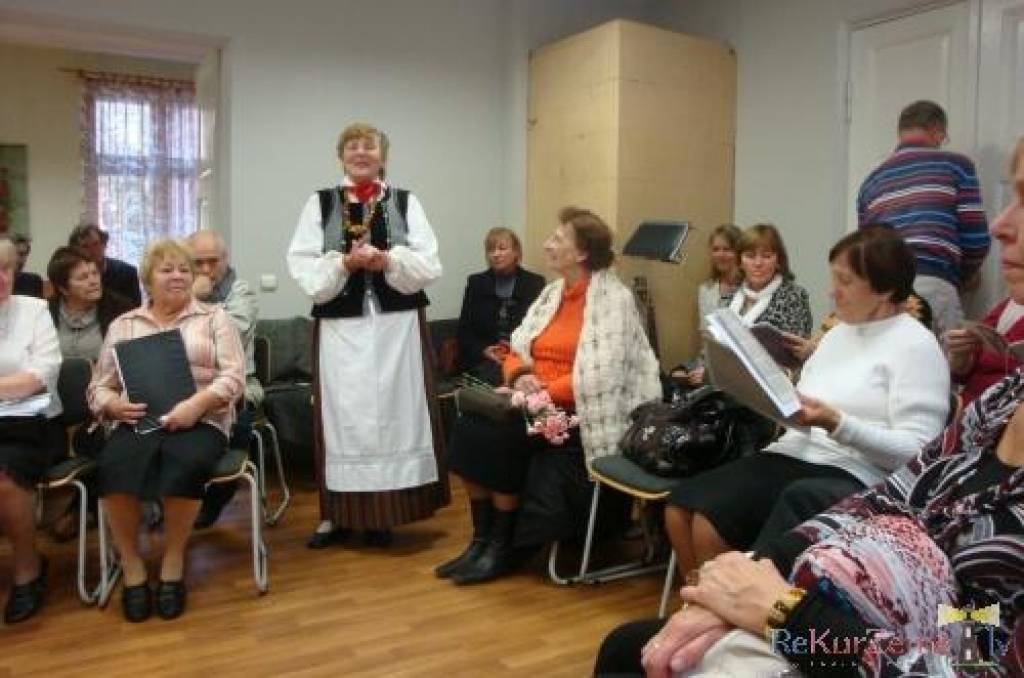 Liepājā Vācu biedrības namā trešdienas pievakarē sarīkojumā pulcējās Ainas Treimanes vadītā Jaunliepājas senioru kluba "Dzirkstele" dziedātājas.

Pirmo reizi satikāmies ar daudzpusīgo mūziķi Laini Zeili.

Sarīkojuma viesiem  bija iespēja...
Autors: ReKurZeme, portāls