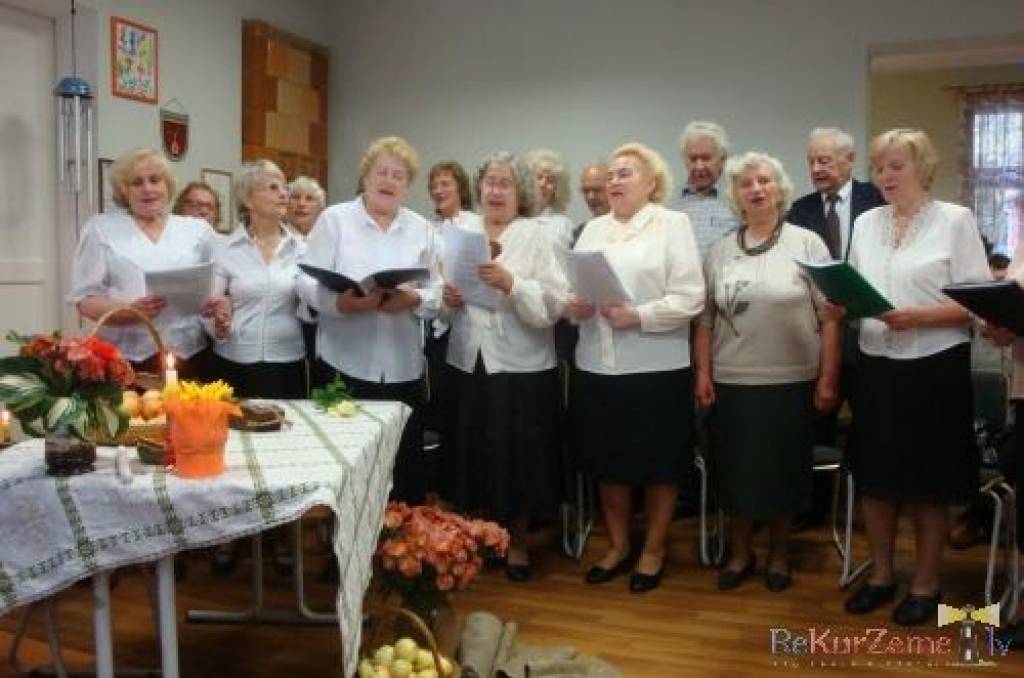 Liepājā Vācu biedrības namā trešdienas pievakarē sarīkojumā pulcējās Ainas Treimanes vadītā Jaunliepājas senioru kluba "Dzirkstele" dziedātājas.

Pirmo reizi satikāmies ar daudzpusīgo mūziķi Laini Zeili.

Sarīkojuma viesiem  bija iespēja...
Autors: ReKurZeme, portāls