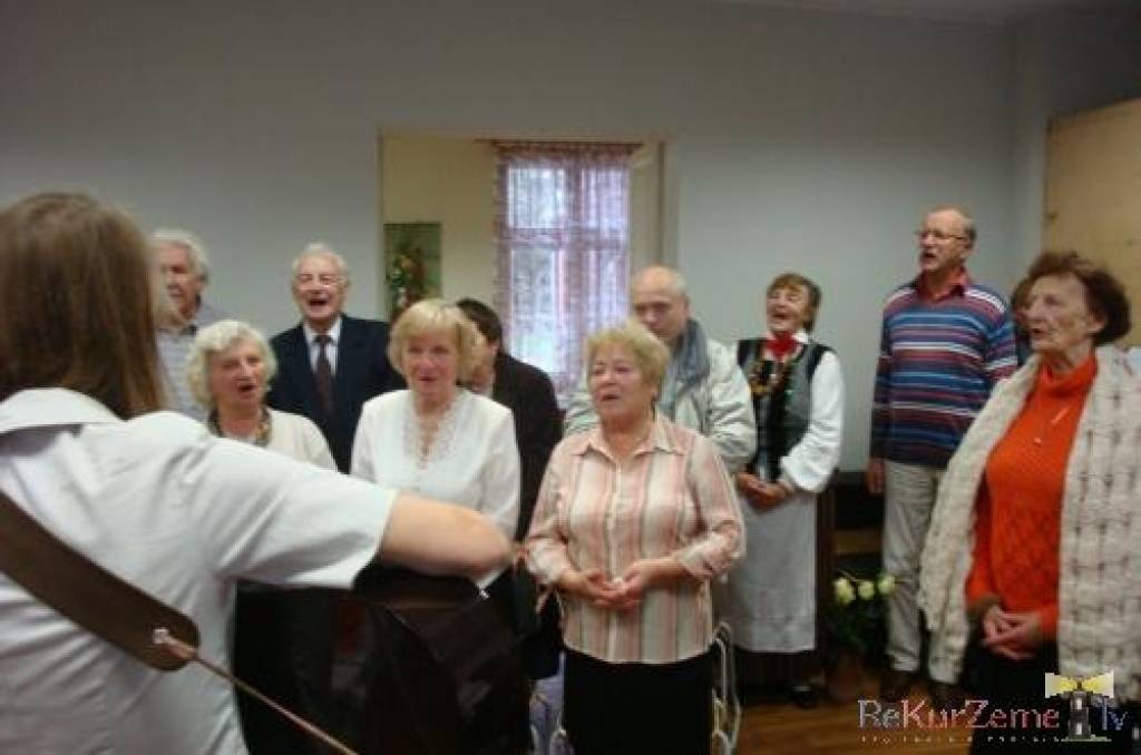 Liepājā Vācu biedrības namā trešdienas pievakarē sarīkojumā pulcējās Ainas Treimanes vadītā Jaunliepājas senioru kluba "Dzirkstele" dziedātājas.

Pirmo reizi satikāmies ar daudzpusīgo mūziķi Laini Zeili.

Sarīkojuma viesiem  bija iespēja...
Autors: ReKurZeme, portāls