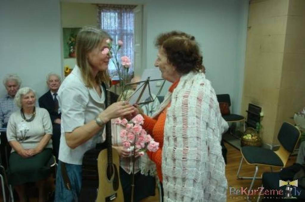 Liepājā Vācu biedrības namā trešdienas pievakarē sarīkojumā pulcējās Ainas Treimanes vadītā Jaunliepājas senioru kluba "Dzirkstele" dziedātājas.

Pirmo reizi satikāmies ar daudzpusīgo mūziķi Laini Zeili.

Sarīkojuma viesiem  bija iespēja...
Autors: ReKurZeme, portāls