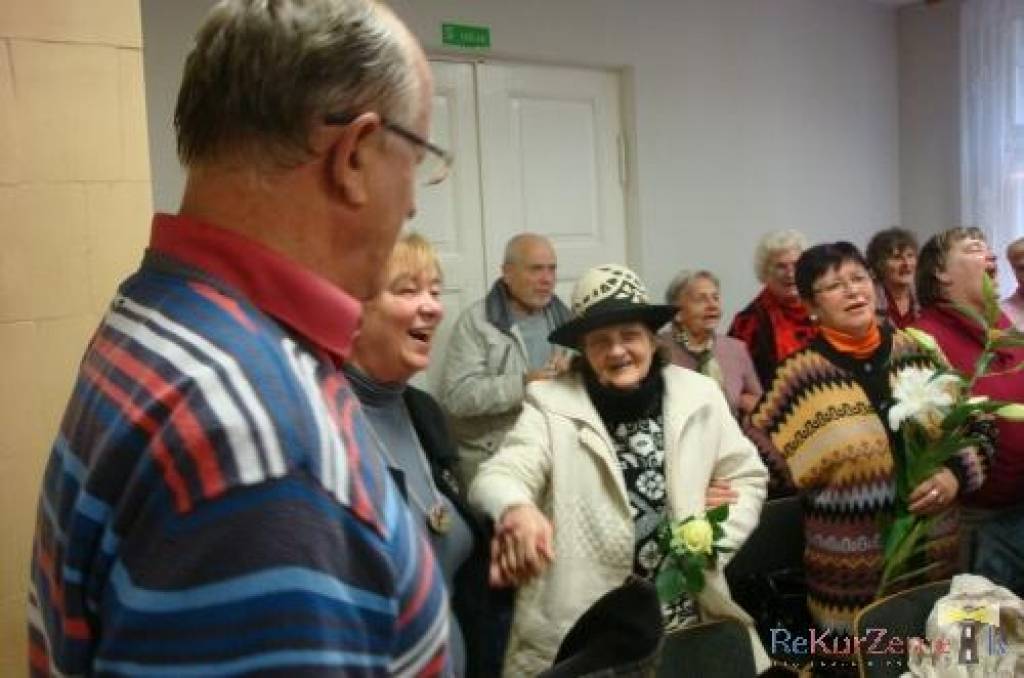 Liepājā Vācu biedrības namā trešdienas pievakarē sarīkojumā pulcējās Ainas Treimanes vadītā Jaunliepājas senioru kluba "Dzirkstele" dziedātājas.

Pirmo reizi satikāmies ar daudzpusīgo mūziķi Laini Zeili.

Sarīkojuma viesiem  bija iespēja...
Autors: ReKurZeme, portāls
