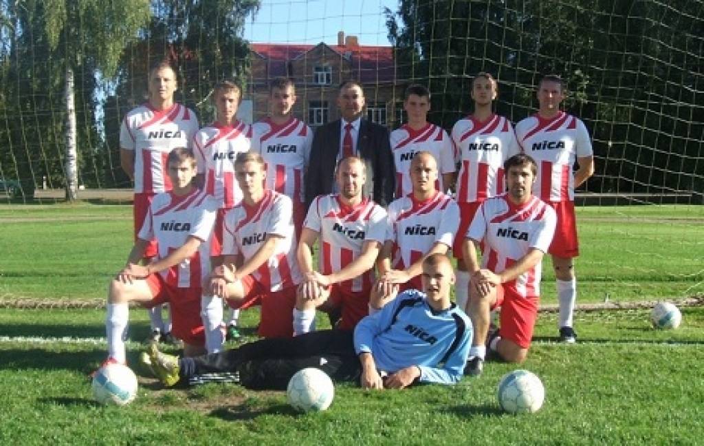 Nīcas komanda. Sastāvā arī Mārtiņš Kalinčenko, Ivo Lākutis un Janeks Kreitāls.
Autors: www.sfkvaraviksne.lv