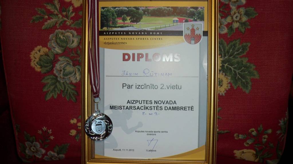 Ar Liepājas meistarkandidāta Andra Lasmaņa uzvaru noslēdzās Aizputes novada atklātās meistarsacīkstes dambretē. Piedāvājam kuldīdznieka Jāņa Rūtiņa, kurš ieguva otro vietu, fotogrāfijas no sacensībām.
Autors: ReKurZeme, portāls