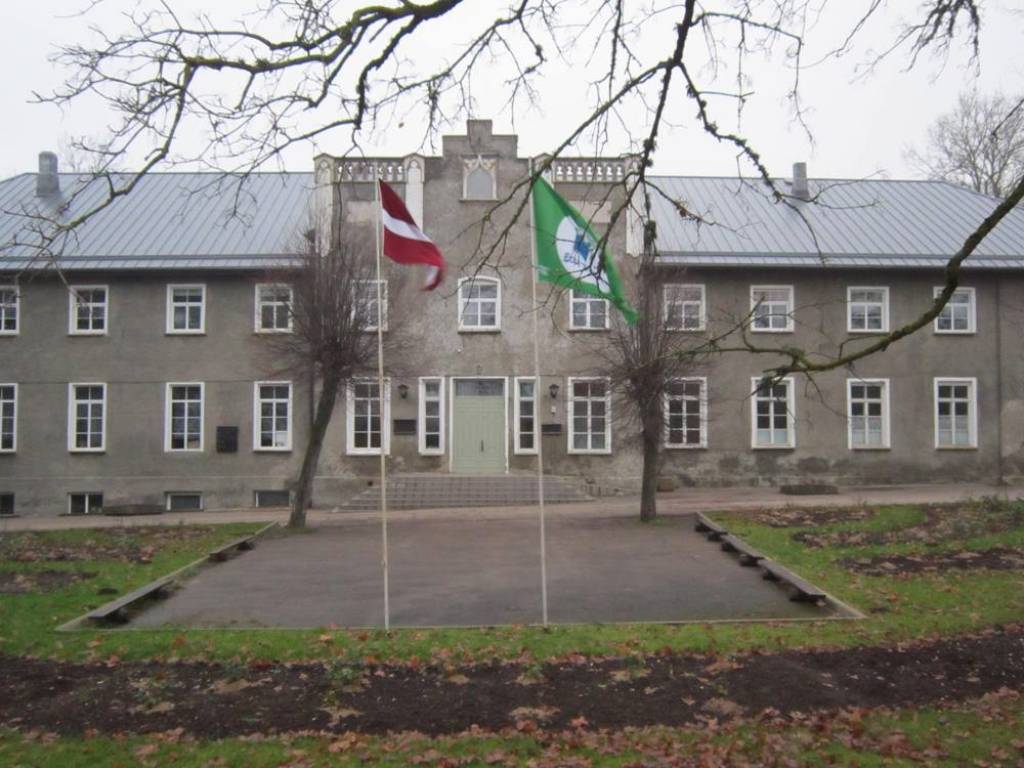 Kalētos jau 25 gadu pēc kārtas 18. novembrī notika Svētbrīdis pie Ozola. Pirms tiek aizdegts ugunskurs,Kalētu pamatskolas logosjaunsargi aizdedzina svecītes. Pēc tam visi pa Gaismas ceļu dodas pie Ozola,kur notiek pasākums. Pasākumā tiek...
Autors: ReKurZeme, portāls