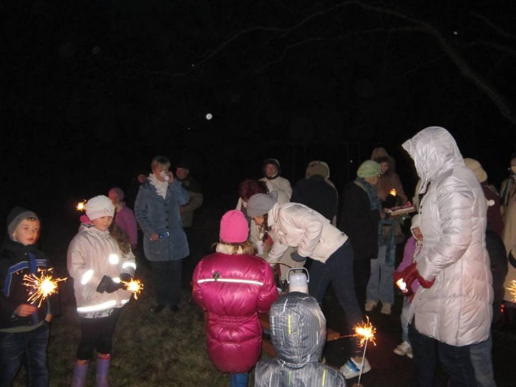 Kalētos jau 25 gadu pēc kārtas 18. novembrī notika Svētbrīdis pie Ozola. Pirms tiek aizdegts ugunskurs,Kalētu pamatskolas logosjaunsargi aizdedzina svecītes. Pēc tam visi pa Gaismas ceļu dodas pie Ozola,kur notiek pasākums. Pasākumā tiek...
Autors: ReKurZeme, portāls