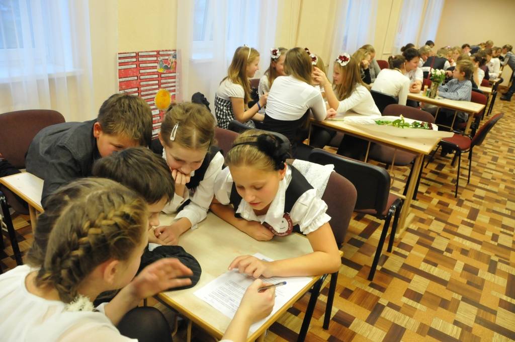 Ceturtdien, 15. novembrī, Liepājas BJC "Laumiņa" notika erudīcijas konkurss pilsētas 5.klašu skolēnu komandām par Latviju un radošā darbnīca "Mana kūka manai Latvijai".
Konkursa pirmajā daļā komandas sacentās zināšanās par Latviju – dabu,...
Autors: ReKurZeme, portāls