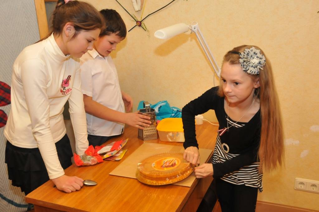 Ceturtdien, 15. novembrī, Liepājas BJC "Laumiņa" notika erudīcijas konkurss pilsētas 5.klašu skolēnu komandām par Latviju un radošā darbnīca "Mana kūka manai Latvijai".
Konkursa pirmajā daļā komandas sacentās zināšanās par Latviju – dabu,...
Autors: ReKurZeme, portāls