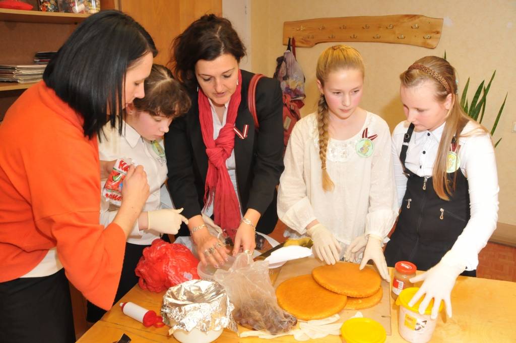 Ceturtdien, 15. novembrī, Liepājas BJC "Laumiņa" notika erudīcijas konkurss pilsētas 5.klašu skolēnu komandām par Latviju un radošā darbnīca "Mana kūka manai Latvijai".
Konkursa pirmajā daļā komandas sacentās zināšanās par Latviju – dabu,...
Autors: ReKurZeme, portāls