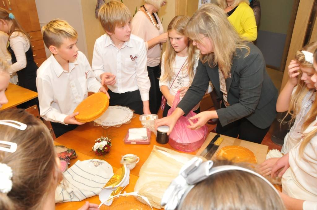 Ceturtdien, 15. novembrī, Liepājas BJC "Laumiņa" notika erudīcijas konkurss pilsētas 5.klašu skolēnu komandām par Latviju un radošā darbnīca "Mana kūka manai Latvijai".
Konkursa pirmajā daļā komandas sacentās zināšanās par Latviju – dabu,...
Autors: ReKurZeme, portāls
