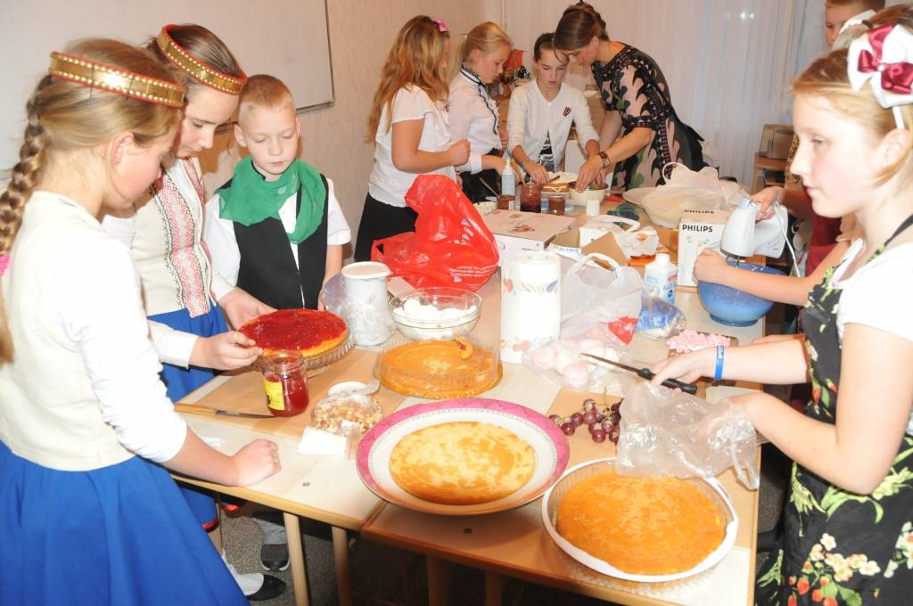 Ceturtdien, 15. novembrī, Liepājas BJC "Laumiņa" notika erudīcijas konkurss pilsētas 5.klašu skolēnu komandām par Latviju un radošā darbnīca "Mana kūka manai Latvijai".
Konkursa pirmajā daļā komandas sacentās zināšanās par Latviju – dabu,...
Autors: ReKurZeme, portāls