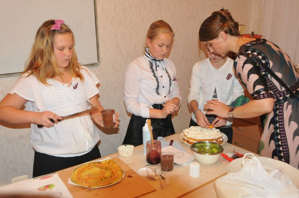Ceturtdien, 15. novembrī, Liepājas BJC "Laumiņa" notika erudīcijas konkurss pilsētas 5.klašu skolēnu komandām par Latviju un radošā darbnīca "Mana kūka manai Latvijai".
Konkursa pirmajā daļā komandas sacentās zināšanās par Latviju – dabu,...
Autors: ReKurZeme, portāls
