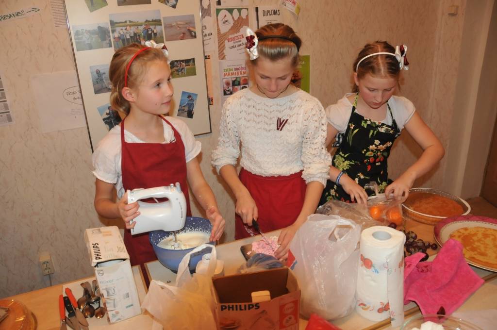 Ceturtdien, 15. novembrī, Liepājas BJC "Laumiņa" notika erudīcijas konkurss pilsētas 5.klašu skolēnu komandām par Latviju un radošā darbnīca "Mana kūka manai Latvijai".
Konkursa pirmajā daļā komandas sacentās zināšanās par Latviju – dabu,...
Autors: ReKurZeme, portāls