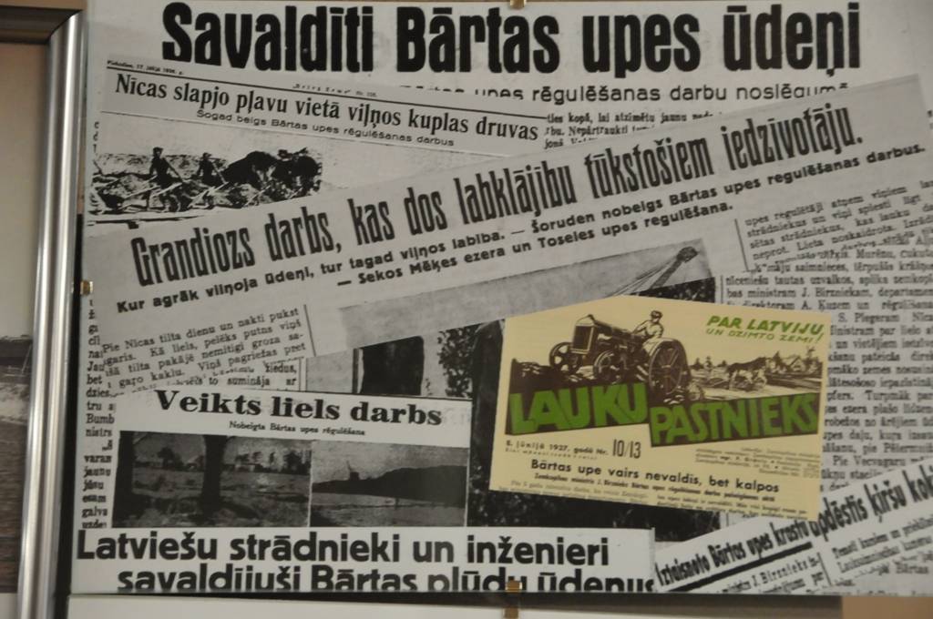 Lai novērstu plūdus, kas gandrīz katru pavasari līdzās Bārtas upei appludināja plašas teritorijas, pirms 80 gadiem tika uzsākti vērienīgi upes regulēšanas darbi.

Krastos ne tikai uzbēra vaļņus, bet upes posmam no tilta līdz ietekai...
Autors: ReKurZeme, portāls
