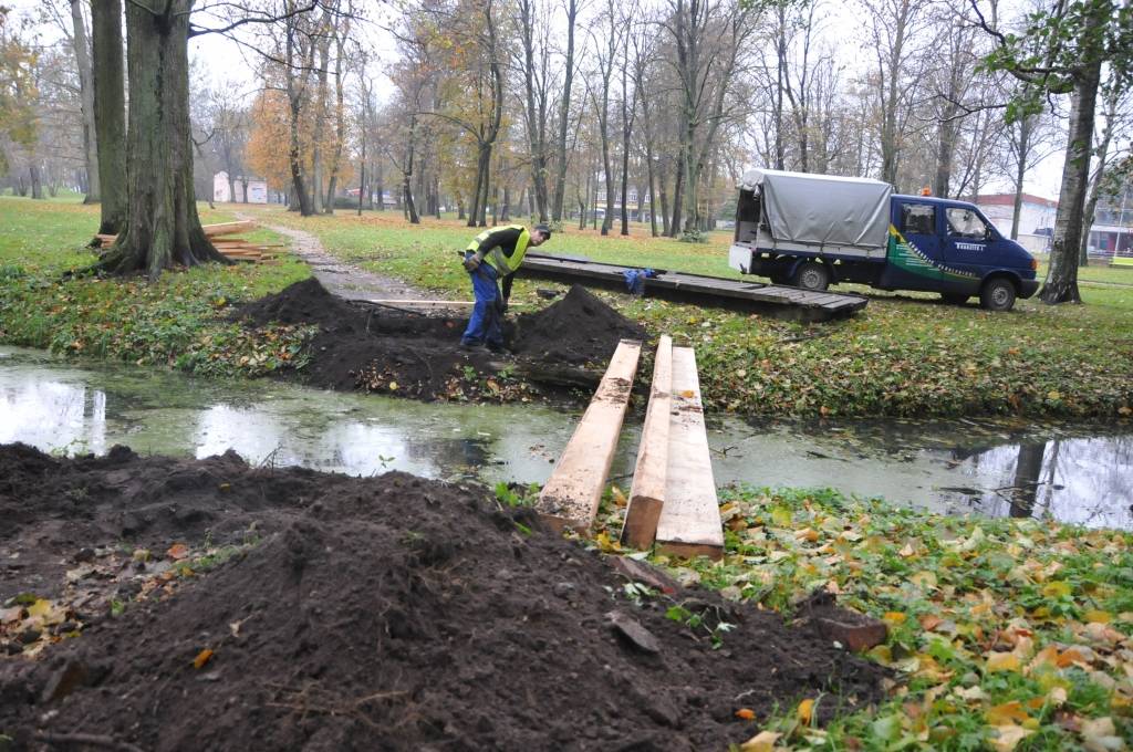 Liepājas Raiņa parkā, īstenojot labiekārtošanas darbus, top vairākas laipas pāri parkā esošajiem grāvjiem. Līdz šim gatavas jau trīs, 2. novembrī tapa ceturtā.
Autors: ReKurZeme, portāls