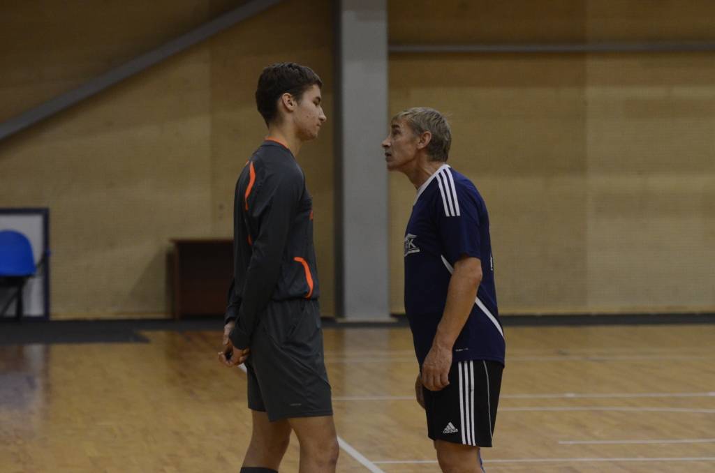 Igoram Koršakovam par rupju uzvedību spēlē, fizisku tiesneša aizskaršanu, kā arī draudu izteikšanu disciplinārā komisija piešķīra diskvalifikāciju uz visu turnīru.
Autors: Uldis Dobelis