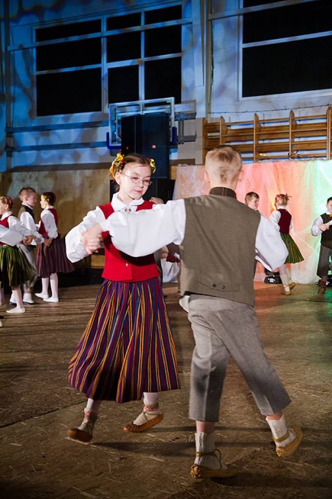 Bildes no Grobiņas pamatskolas Ziemassvētku koncerta "Lai sasildās sirds tai baltajā vakarā", kas ceturtdien, 20. decembrī, notika Grobiņas Sporta centrā.