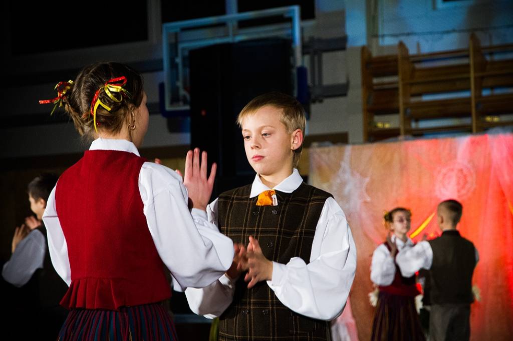 Bildes no Grobiņas pamatskolas Ziemassvētku koncerta "Lai sasildās sirds tai baltajā vakarā", kas ceturtdien, 20. decembrī, notika Grobiņas Sporta centrā.