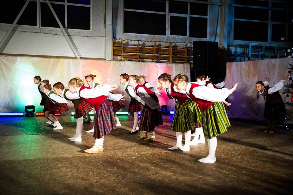 Bildes no Grobiņas pamatskolas Ziemassvētku koncerta "Lai sasildās sirds tai baltajā vakarā", kas ceturtdien, 20. decembrī, notika Grobiņas Sporta centrā.