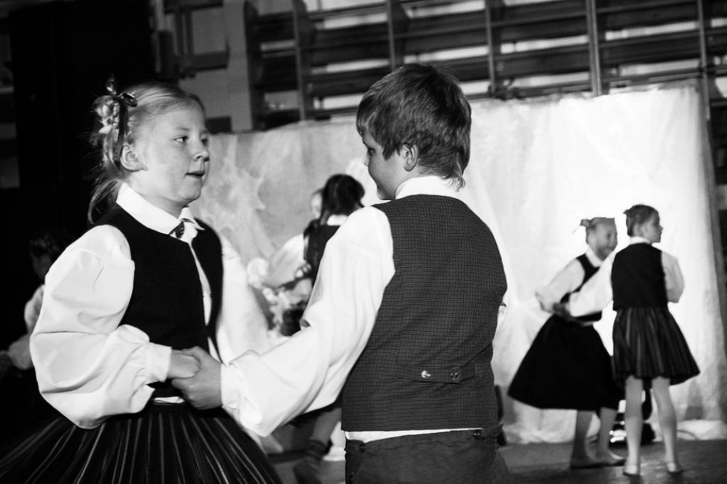 Bildes no Grobiņas pamatskolas Ziemassvētku koncerta "Lai sasildās sirds tai baltajā vakarā", kas ceturtdien, 20. decembrī, notika Grobiņas Sporta centrā.