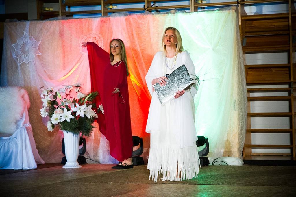 Bildes no Grobiņas pamatskolas Ziemassvētku koncerta "Lai sasildās sirds tai baltajā vakarā", kas ceturtdien, 20. decembrī, notika Grobiņas Sporta centrā.