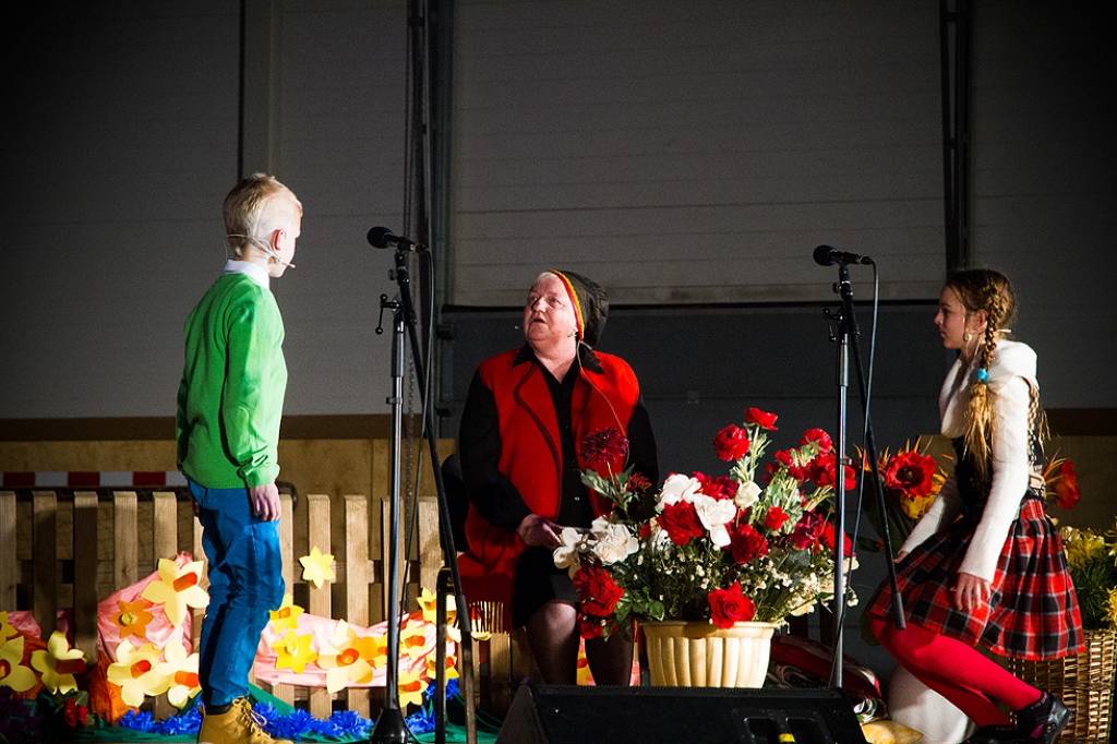 Bildes no Grobiņas pamatskolas Ziemassvētku koncerta "Lai sasildās sirds tai baltajā vakarā", kas ceturtdien, 20. decembrī, notika Grobiņas Sporta centrā.